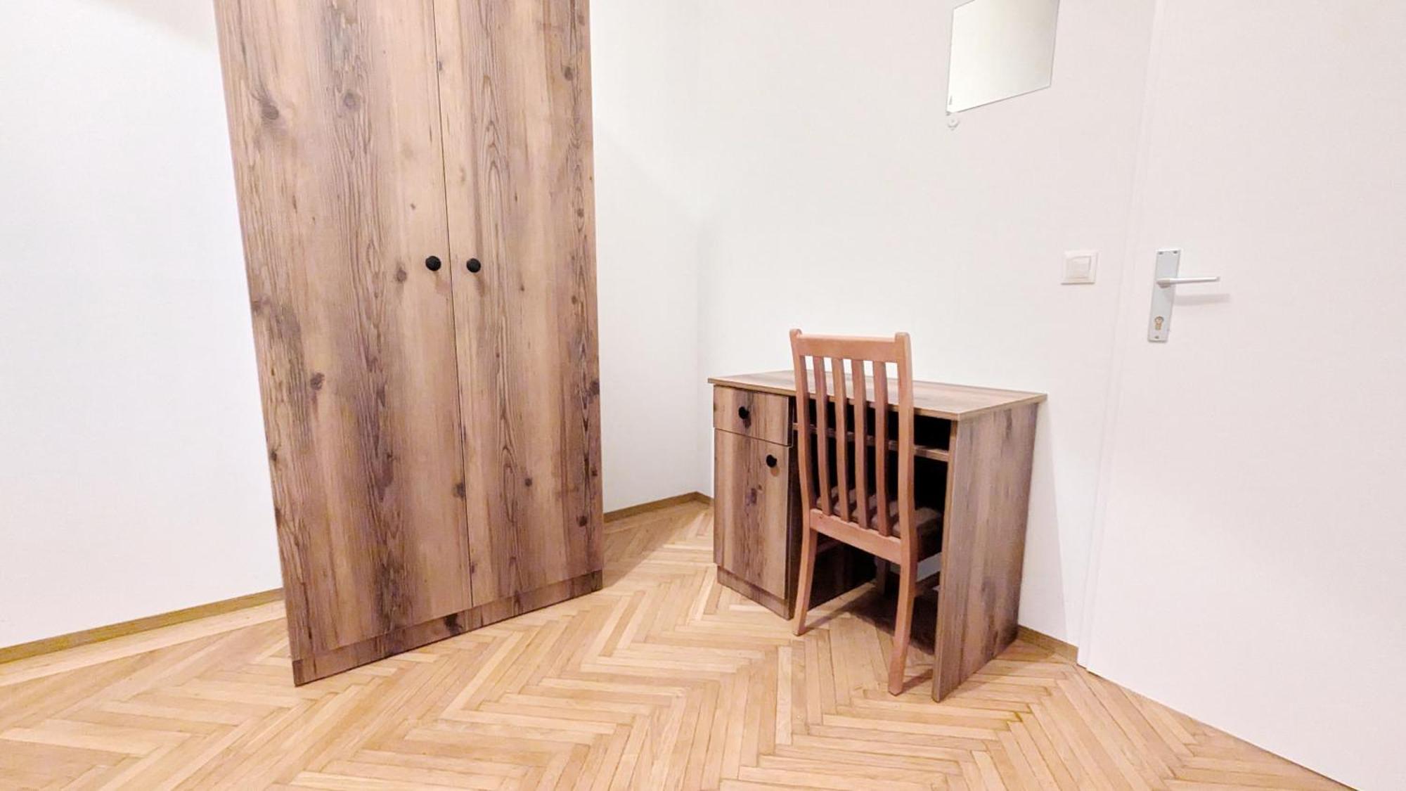 Spacious - 15 Min From Airport & Center, 5 Min From Main-bus Station Ez 1-9 *