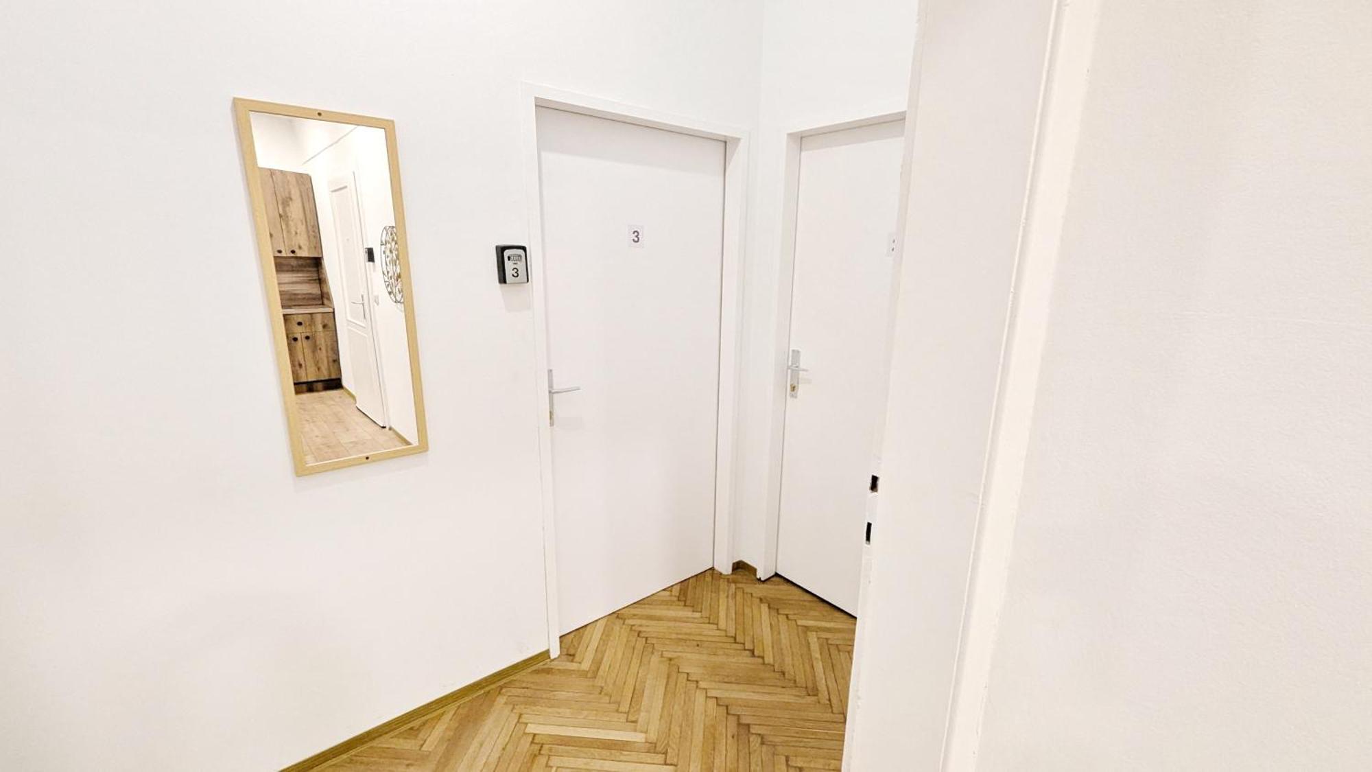 Ubytování v soukromí Spacious - 15 Min From Airport & Center, 5 Min From Main-bus Station Ez 1-9 *