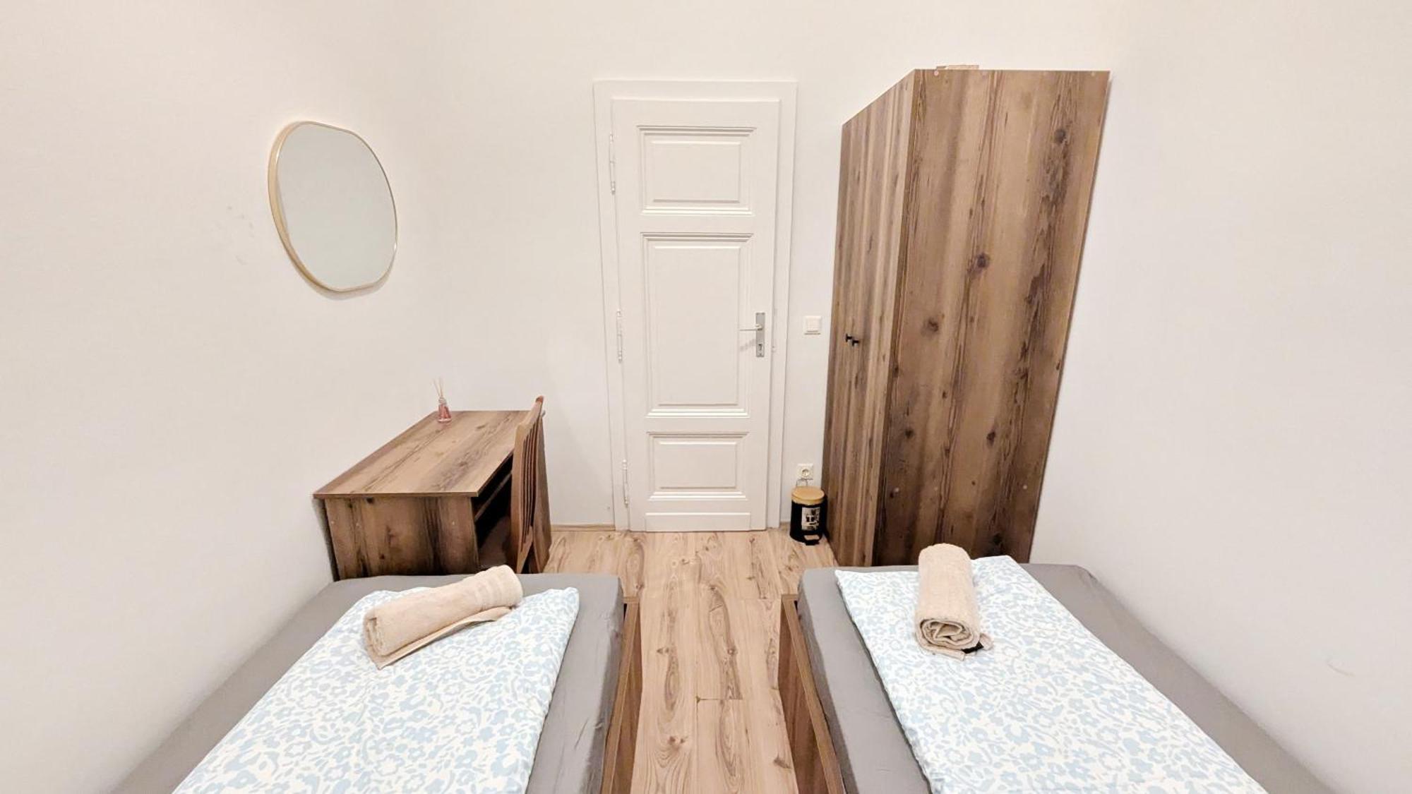 Spacious - 15 Min From Airport & Center, 5 Min From Main-bus Station Ez 1-9 *