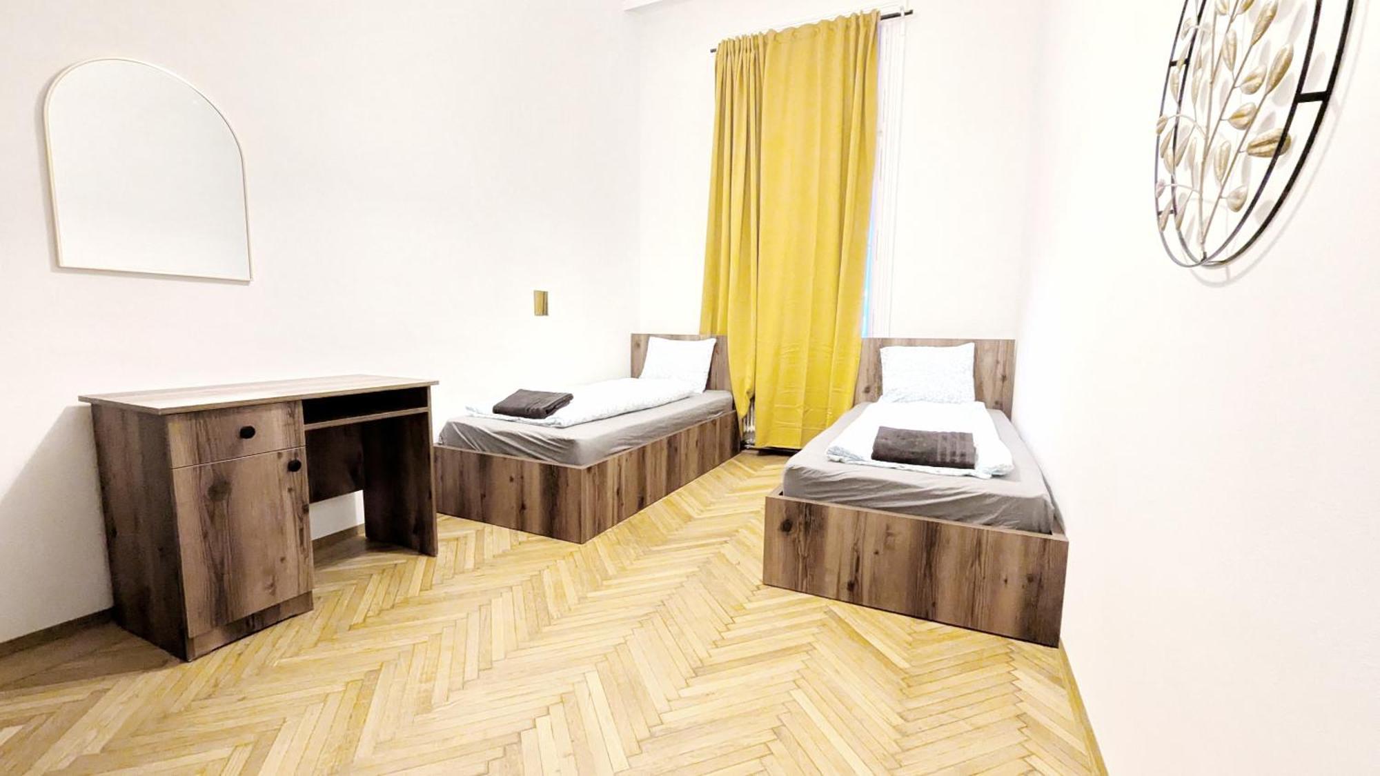 Spacious - 15 Min From Airport & Center, 5 Min From Main-bus Station Ez 1-9 Homestay
