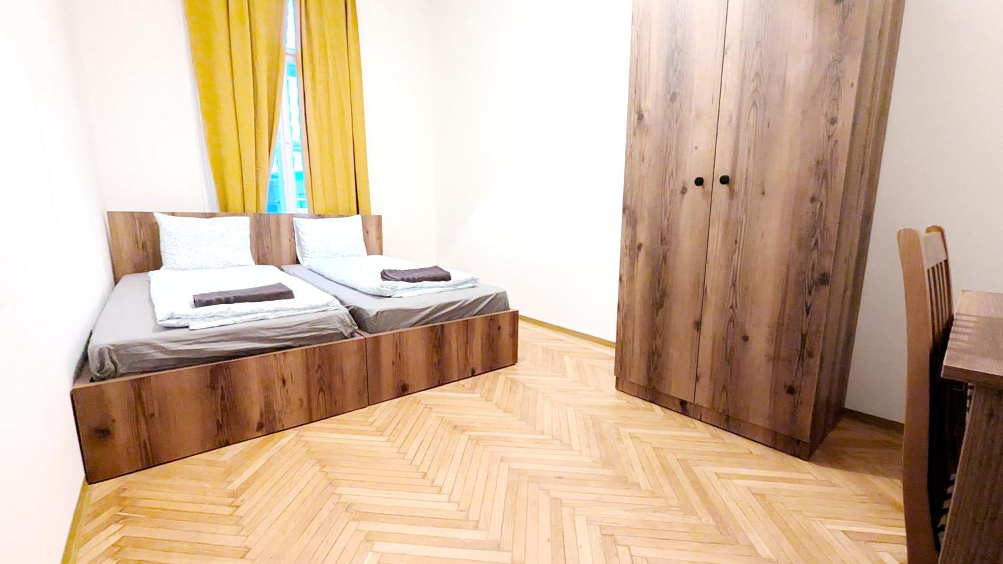 Spacious - 15 Min From Airport & Center, 5 Min From Main-bus Station Ez 1-9 Homestay *