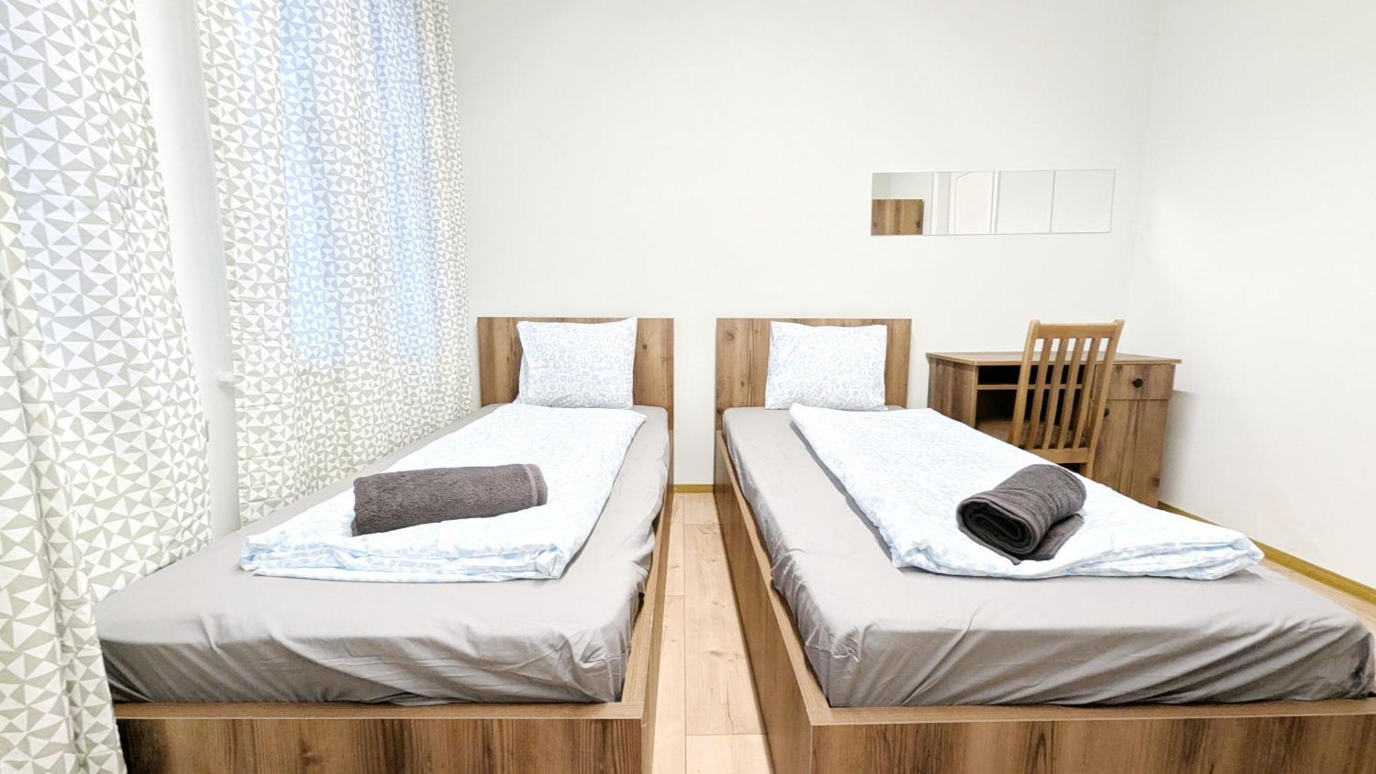 Spacious - 15 Min From Airport & Center, 5 Min From Main-bus Station Ez 1-9 *