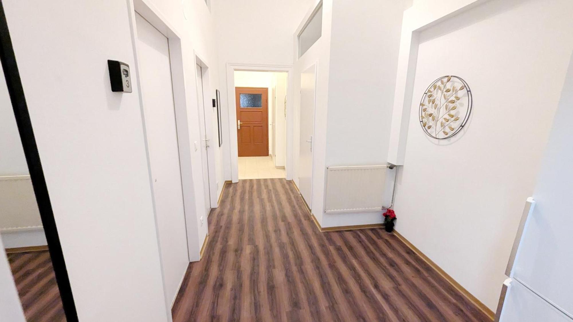 Homestay Spacious - 15 Min From Airport & Center, 5 Min From Main-bus Station Ez 1-9 *