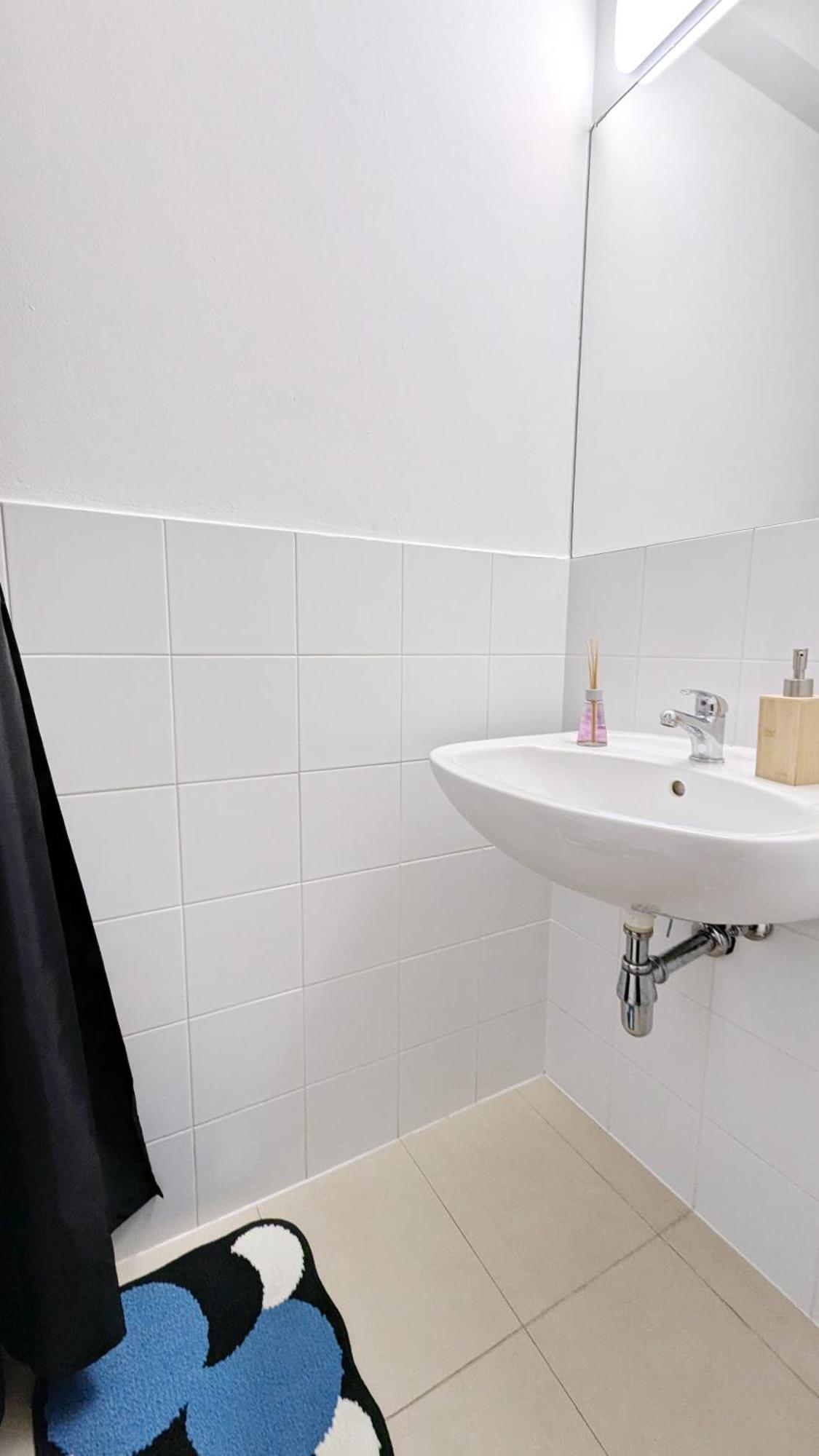 Homestay Spacious - 15 Min From Airport & Center, 5 Min From Main-bus Station Ez 1-9