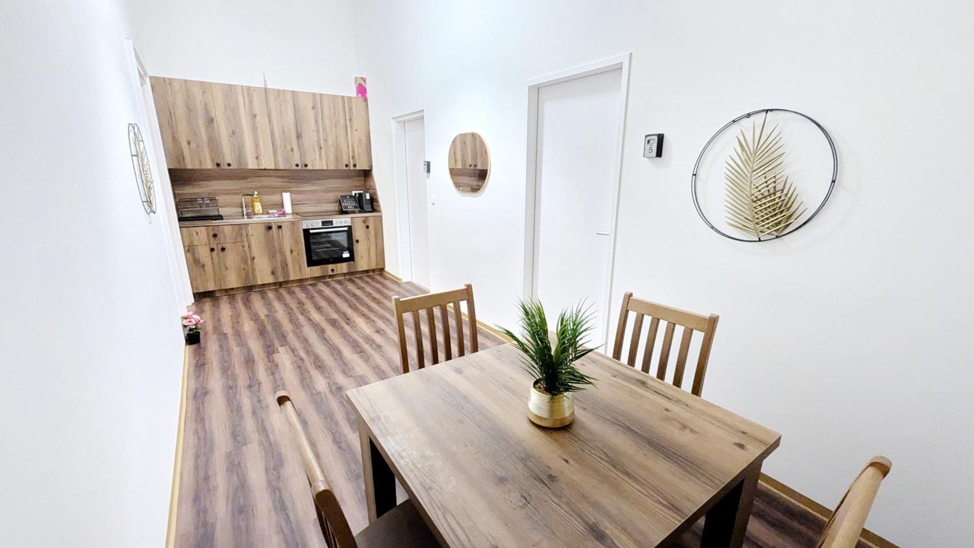 Spacious - 15 Min From Airport & Center, 5 Min From Main-bus Station Ez 1-9 Homestay