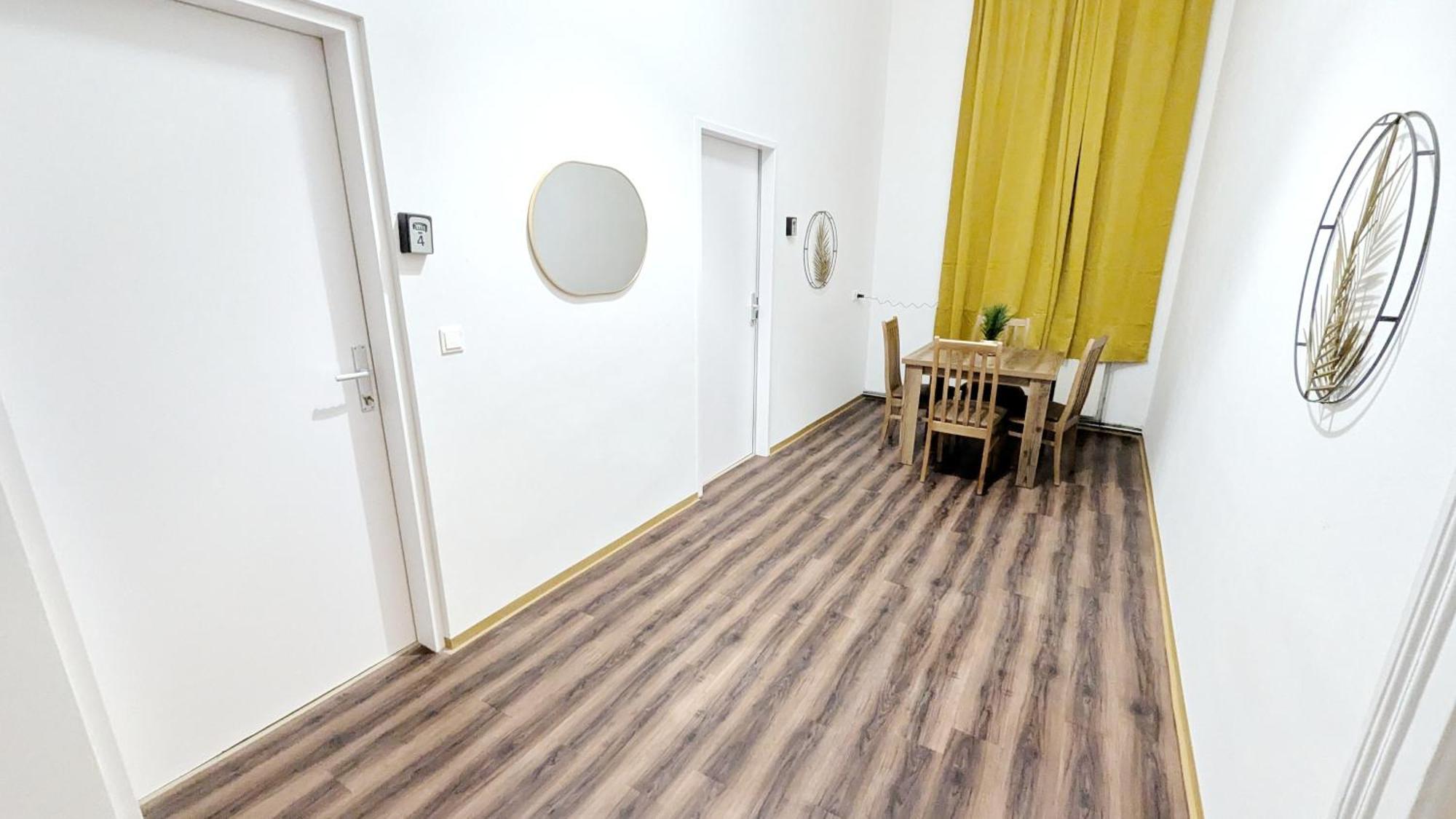 Homestay Spacious - 15 Min From Airport & Center, 5 Min From Main-bus Station Ez 1-9 *