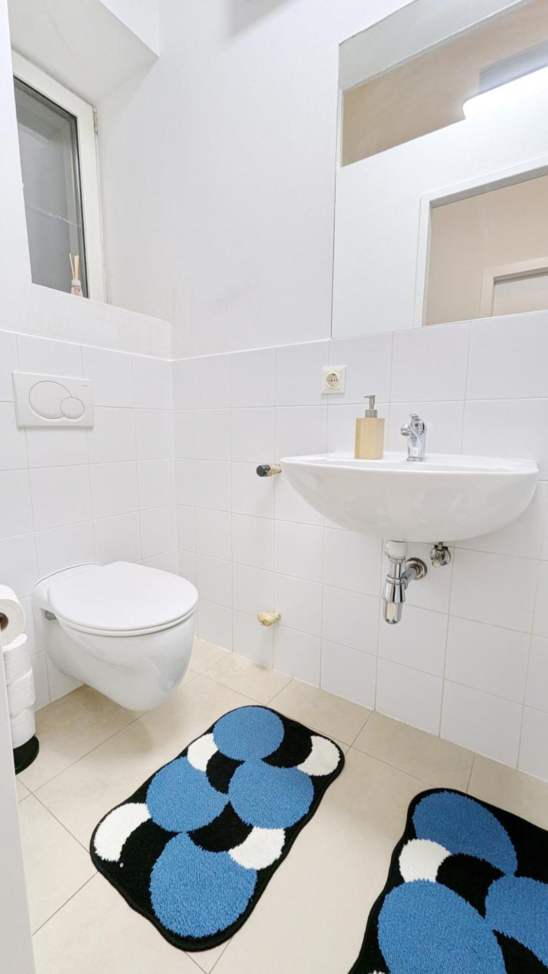 Ubytování v soukromí Spacious - 15 Min From Airport & Center, 5 Min From Main-bus Station Ez 1-9 *
