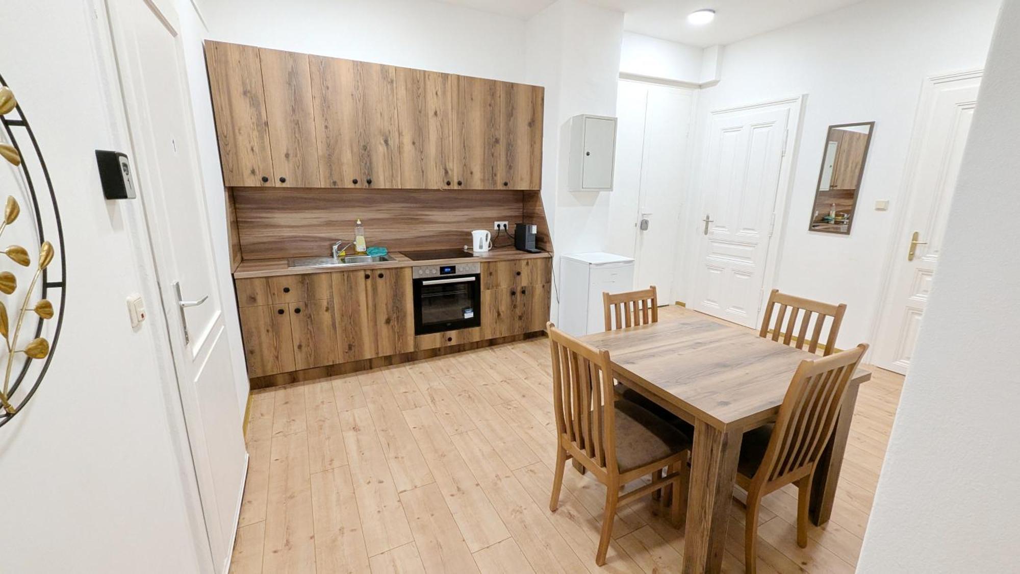 Spacious - 15 Min From Airport & Center, 5 Min From Main-bus Station Ez 1-9